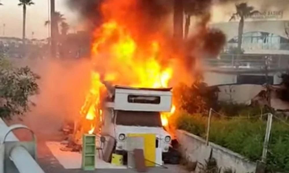 Ηράκλειο: Φωτιά σε τροχόσπιτο έξω από το Παγκρήτιο Στάδιο